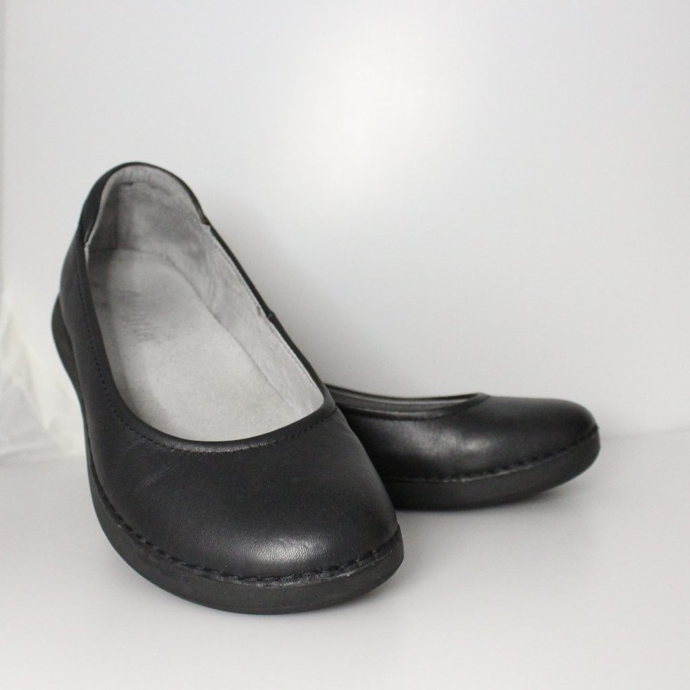 Round Toe Alegria Petal Ballet Flats